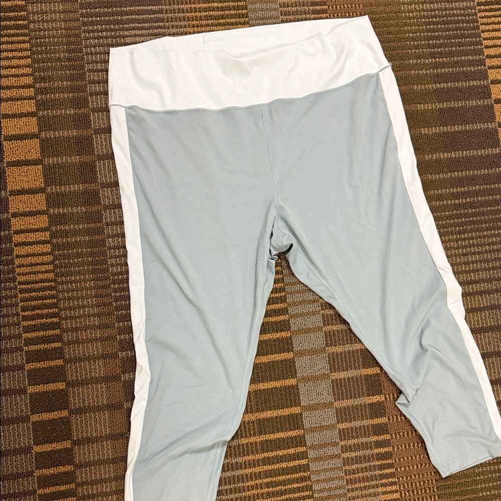 Plus-size Light Blue and White Active Leggings